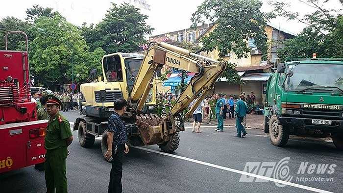 14h38, 3 chiếc máy xúc được điều động tới hiện trường để làm công tác cứu hộ.
