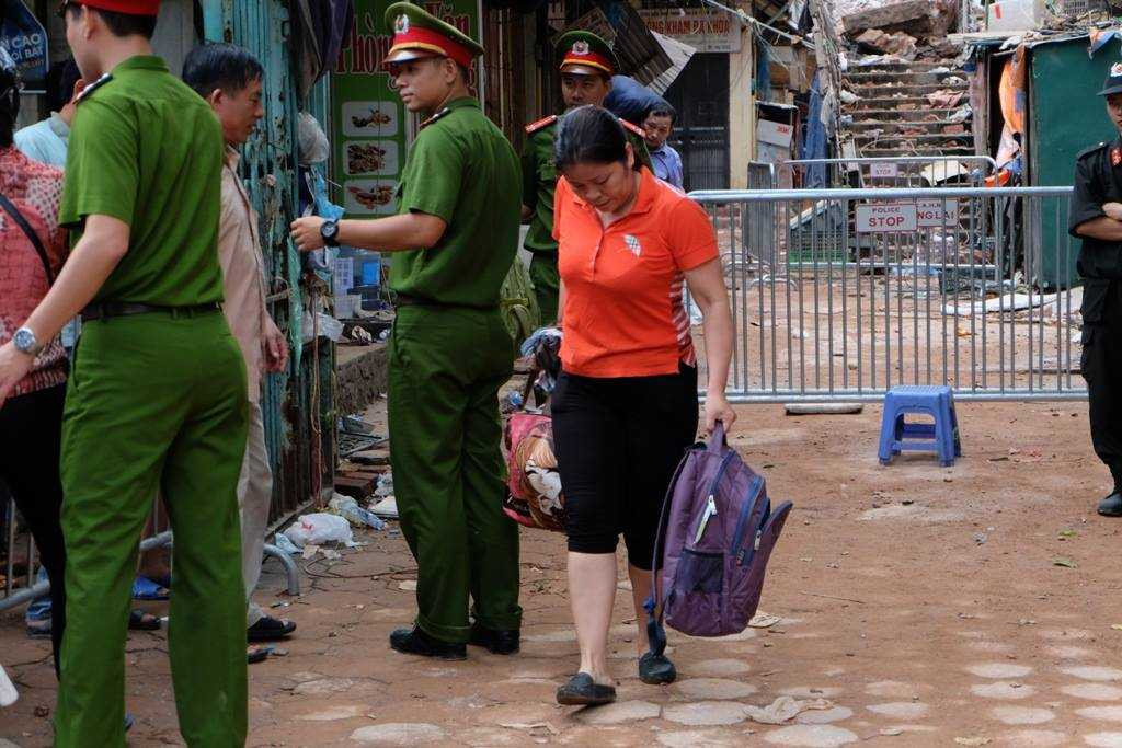 Nhiều hộ dân trở về để lấy đồ dùng sinh hoạt.