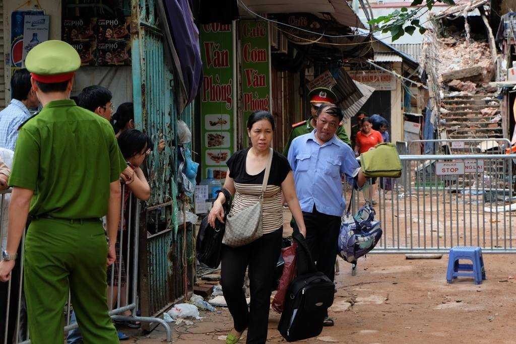 Vụ sập nhà cổ ở Hà Nội: Cho người dân vào hiện trường lấy tài sản