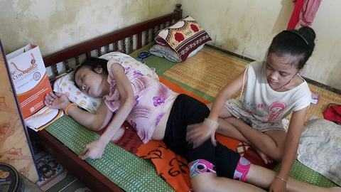 Từ ngày chị Thục mắc bệnh ung thư vú, mọi công việc trong gia đình đều do Lan Hương đảm đương. Từ ngày chị Thục mắc bệnh ung thư vú, mọi công việc trong gia đình đều do Lan Hương đảm đương.