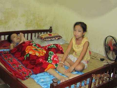 Lan Hương bên cạnh xoa bóp cho mẹ bị ung thư vú trước khi mẹ cháu mất. Lan Hương bên cạnh xoa bóp cho mẹ bị ung thư vú trước khi mẹ cháu mất.