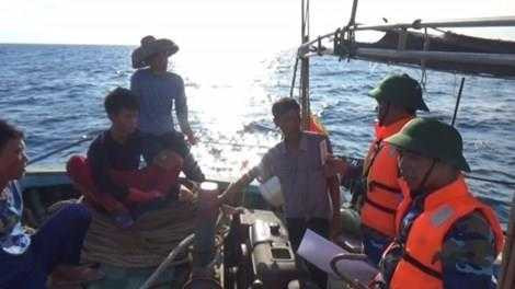 Lực lượng chức năng lập biên bản tàu cá nước ngoài vi phạm tại vùng biển Việt Nam Lực lượng chức năng lập biên bản tàu cá nước ngoài vi phạm tại vùng biển Việt Nam