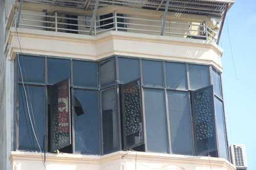Cửa kính tầng 4 của ngôi nhà bị vỡ sau khi xảy ra cháy