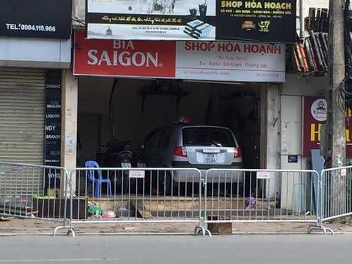 Hàng rào được dựng phía trước ngôi nhà xảy ra cháy