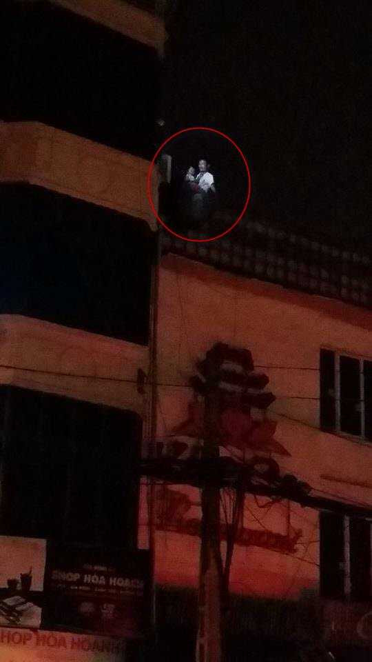 Khi xảy ra cháy, một người đàn ông đã bế em nhỏ trèo qua lan can tầng 4 sang mái nhà dân bên cạnh để tránh bị ngạt khói.