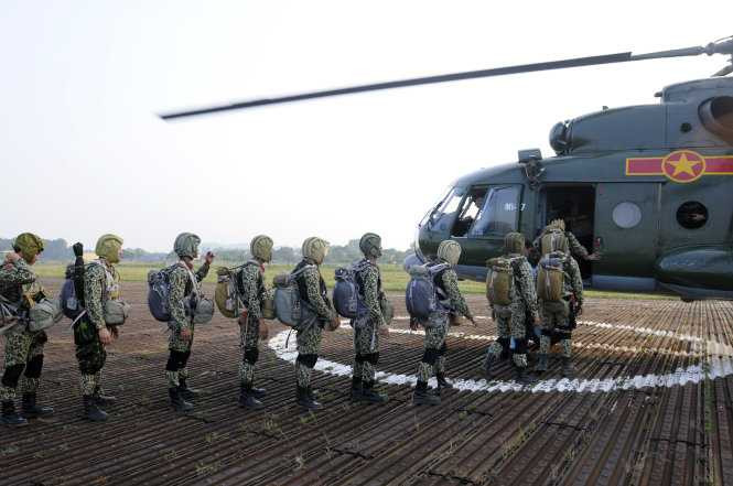 Mang dù và lên máy bay - Ảnh: Trọng Hải