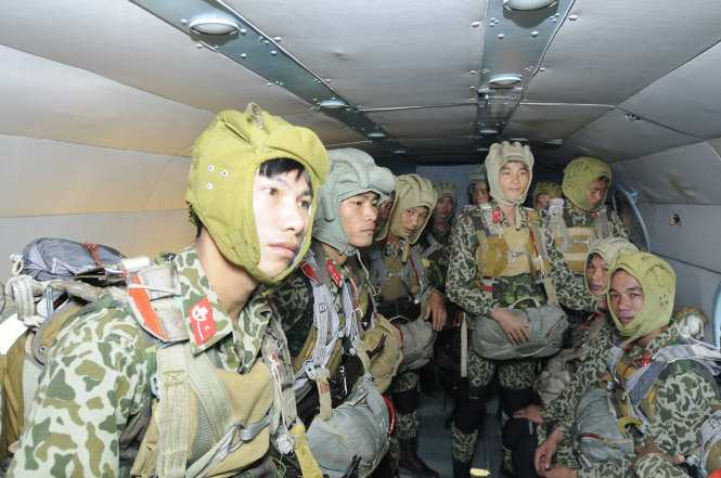 Máy bay đưa lính đặc công lên độ cao 1.400m để nhảy dù - Ảnh: T.Hải