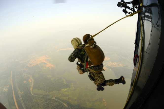 Lần lượt, từng người lính đặc công nhảy dù ra khỏi máy bay - Ảnh: Trọng Hải