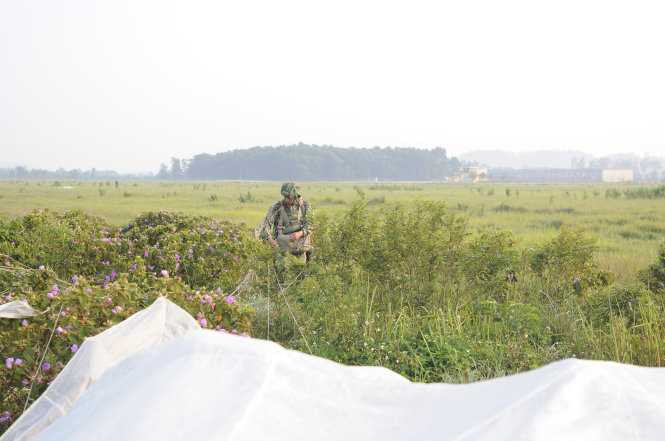 Đặc công tiếp đất và thu dù - Ảnh: Trọng Hải