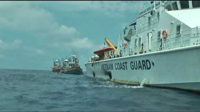 Tàu CSB VN áp giải các tàu TL vi phạm ra khỏi vùng biển VN