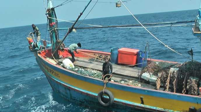 Tàu CSB VN áp giải các tàu TL vi phạm ra khỏi vùng biển VN