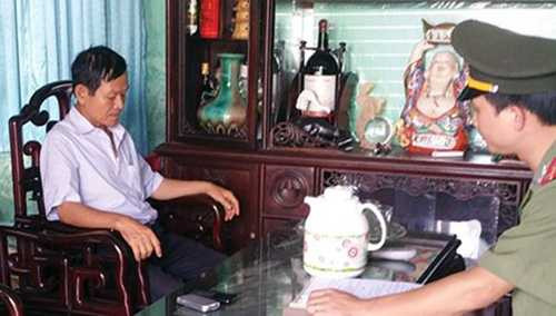 Đối tượng Vinh (áo trắng - Trưởng ban QLDA của Tập đoàn VIS) sợ hãi khi lực lượng điều tra đến nhà