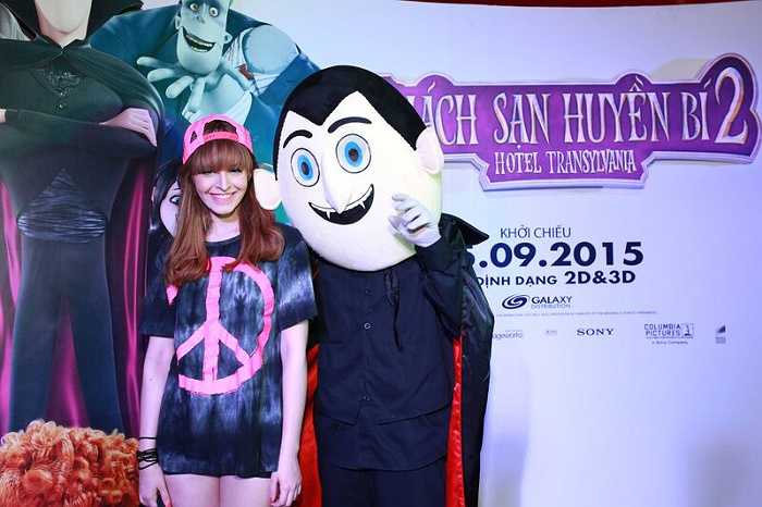 Nhân lúc con gái cưng Mavis cùng con rể Johnny đi vắng, ngài Drac cùng các chiến hữu vào sinh ra tử của mình là Frankeinstein, Murray, Blobby… bí mật tiến hành công cuộc đào tạo Dennis trở thành quái vật. Thế nhưng thân già cùng sự vụng về của các bô lão khiến cho bao nhiêu tình huống dở khóc dở cười xảy ra. Liêu Dennis có trở thành một ma cà rồng nhí thứ thiệt, và cuộc hành trình hài hước này sẽ ra sao?