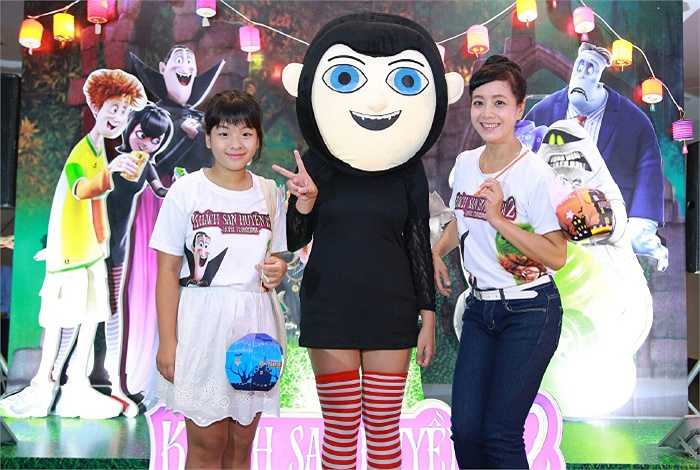 NSƯT Chiều Xuân trẻ trung bên con gái Hồng Khanh.