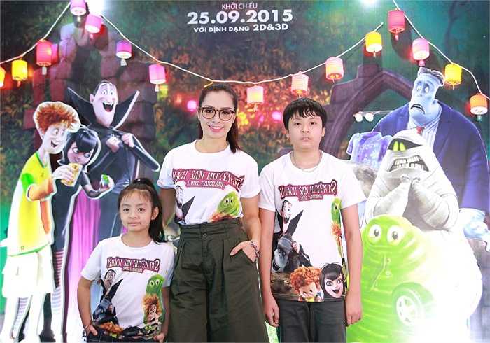 Thúy Hằng cũng đưa các con đi xem phim.