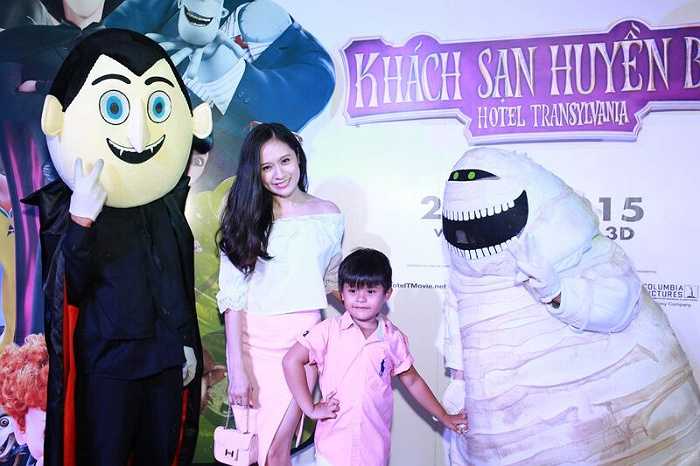 Dennis ra đời như một niềm vui của thế giới khách sạn huyền bí. Tuy nhiên đến tận 5 tuổi Dennis vẫn không hề thể hiện một biểu hiện nào của quái vật như mọc răng nanh, hóa dơi hoặc biết bay. Điều này khiến ông ngoại Drac vô cùng lo lắng liệu cháu Dennis có trở thành hậu duệ của dòng họ. 