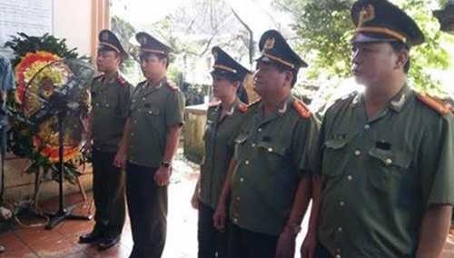 Lãnh đạo Công an địa phương đến chia buồn cùng gia đình. Ảnh: BNTC
