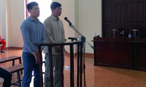 Bị cáo Bằng (áo vàng) tại tòa