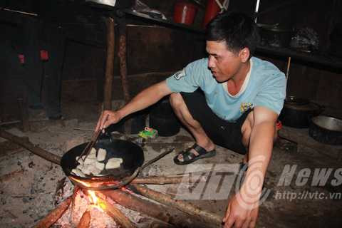 Mùa A Tà rán thịt lấy mỡ để biểu diễn