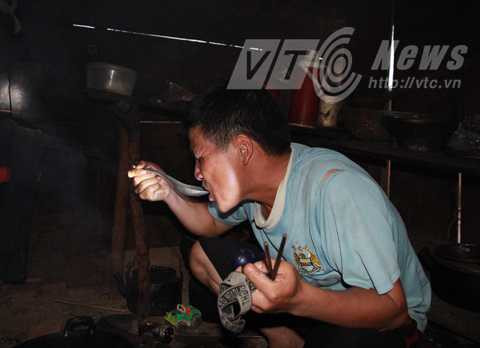 Mùa A Tà nhẩn nha uống mỡ sôi