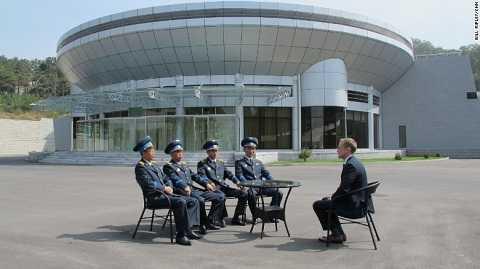 Các nhà khoa học của NADA tiếp phóng viên CNN ở bên ngoài Trung tâm Kiểm soát Vệ tinh Các nhà khoa học của NADA tiếp phóng viên CNN ở bên ngoài Trung tâm Kiểm soát Vệ tinh