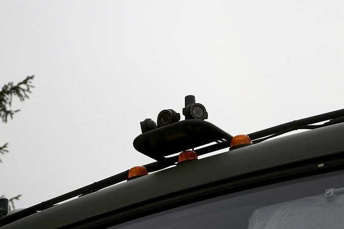 Chiếc xe được gắn camera quan sát trong ngoài và rất nhiều cảm biến.