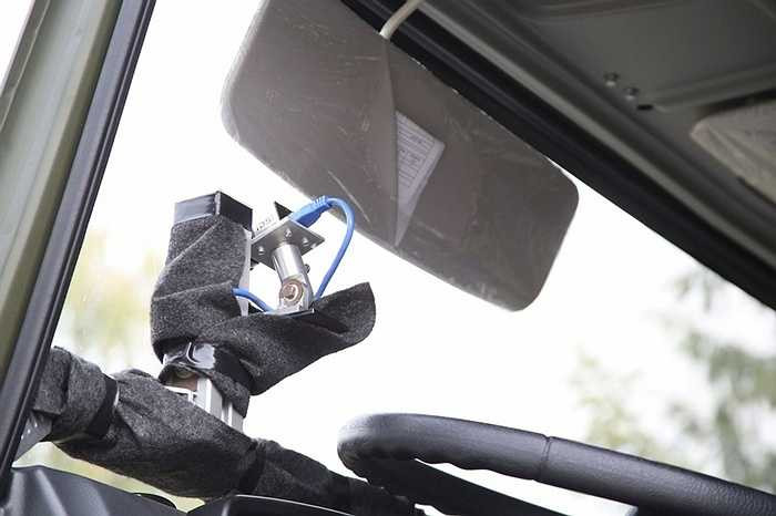 Hệ thống lái được trang bị các cánh tay thủy lực để thực hiện các lệnh rẽ phải trái hoặc tăng giảm tốc độ.