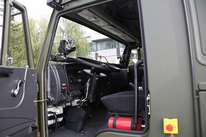 Một máy tính mạnh, bộ lưu điện và thiết bị truyền dữ liệu để điều khiển từ xa.