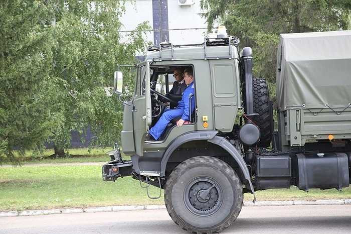 Trong cuộc thử nghiệm, trên xe vẫn có tài xế để xử lý nếu nó bị mất kiểm soát.