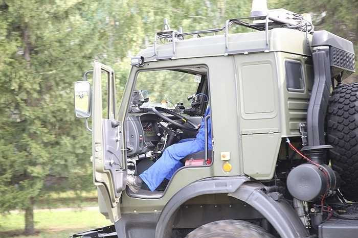 Người lái không hề động chân động tay vào bất cứ thứ gì, ngoại trừ việc phanh nếu thấy nguy hiểm.