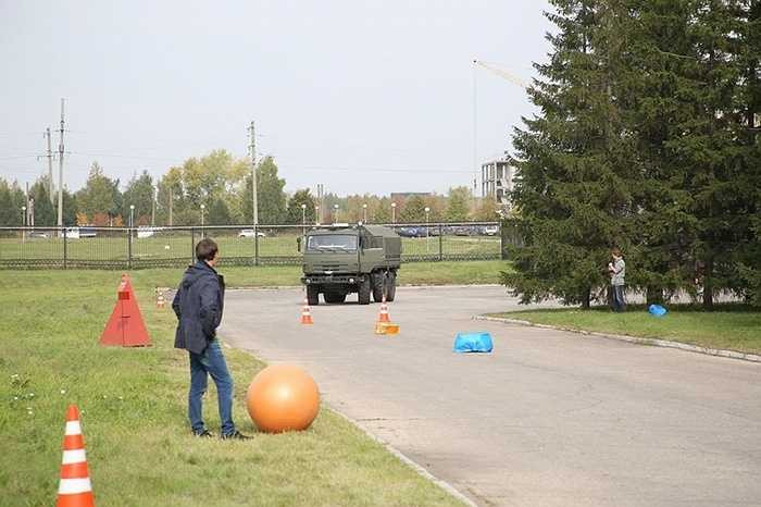 Các kỹ sư của Kamaz có vẻ lạc quan khi chiếc xe tải có tự trọng gần 20 tấn vào cua và tránh vật cản khá tốt.