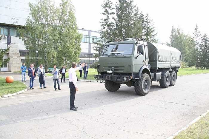 Thậm chí một giám đốc của hãng còn đứng trước mũi xe kiểm tra khả năng nhận biết vật cản là con người ra sao.