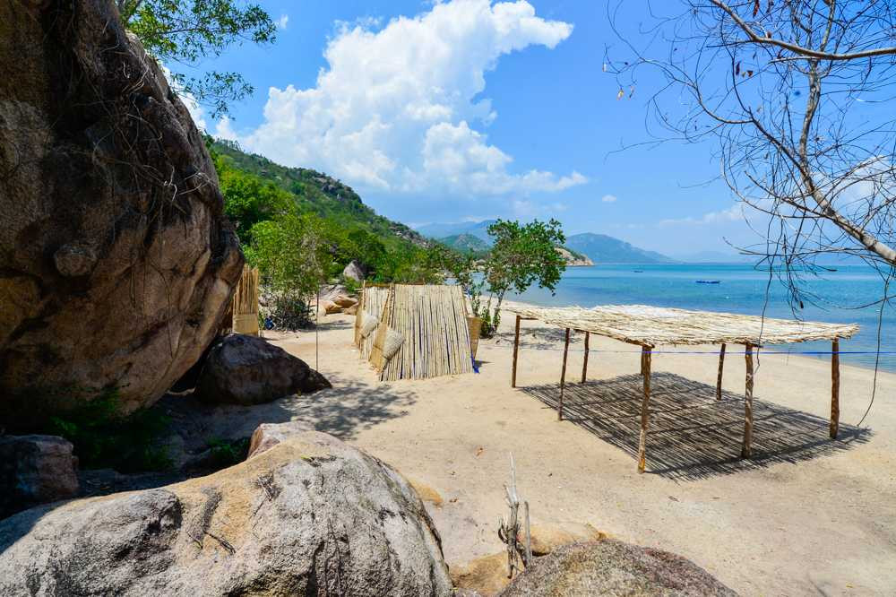 Căn nhà nghỉ được xây dựng với phong cách mở, giao hòa với thiên nhiên