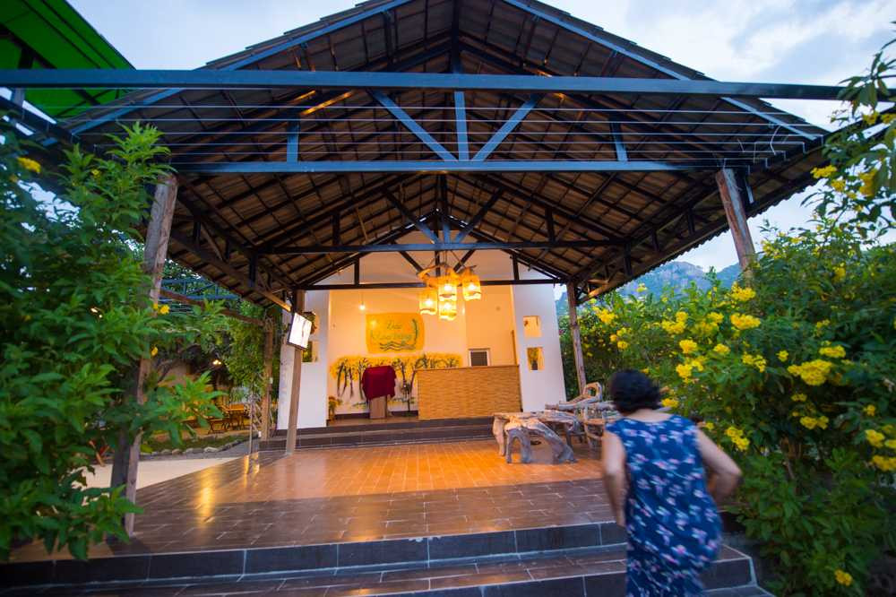 Nếu du khách không thích kiểu nhà homestay thì có thể lựa chọn trở về đất liền để nghỉ ngơi trong những nhà nghỉ sang trọng, đầy đủ tiện nghi