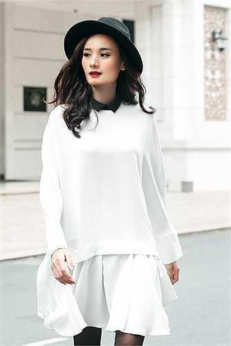 Dù luôn trung thành với vóc dáng cò hương nhưng Lê Thúy vẫn đủ gợi cảm và nổi bật.