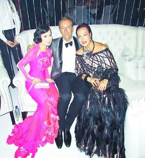 Hà Phương và hoàng tử nước Đức cùng NTK Susan Wong.