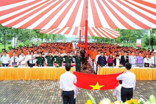 Nghi lễ chào cờ trong lễ khai giảng tại ĐH FPT vô cùng nghiêm trang, xúc động