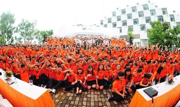 Màu cam nổi bật trong lễ khai giảng