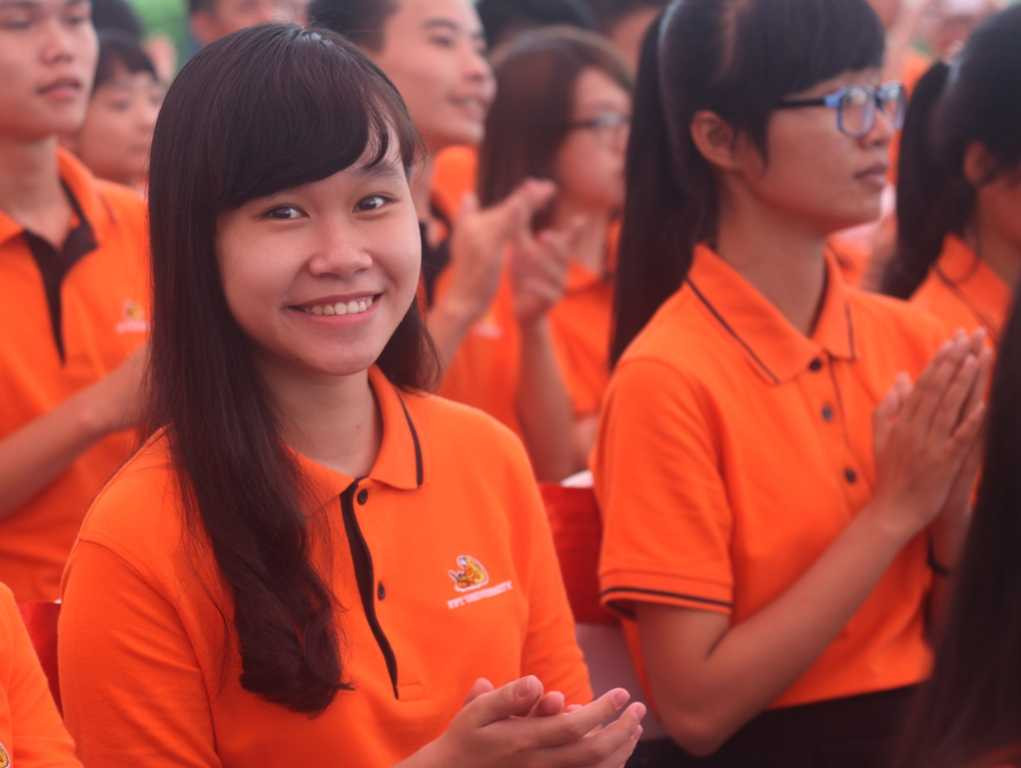 6. Đồng phục áo cam vẫn tôn lên vẻ dịu dàng, trong sáng của phe “tóc dài”