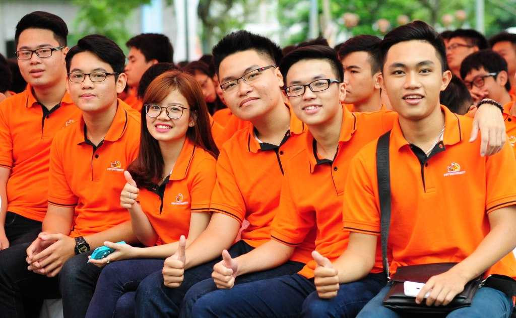 8. Cả một trời áo cam rạng rỡ cùng các bạn sinh viên FPT khởi động một năm học mới đầy sức sống