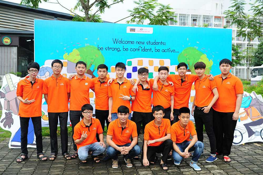 Nữ sinh rạng rỡ trong đồng phục áo cam ngày khai giảng