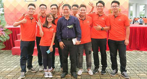 Các bạn sinh viên không quên lưu lại kỷ niệm cùng thầy Đàm Quang Minh - hiệu trưởng đại học trẻ nhất Việt Nam