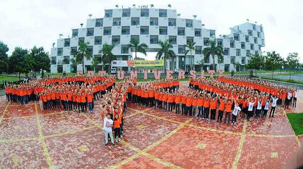 Hàng trăm sinh viên FPT cùng đứng chung hàng ngũ, xếp chữ biểu dương lực lượng, chào năm học mới đầy hứng khởi