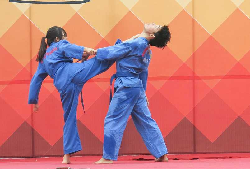 Nữ sinh FPT biểu diễn võ thuật đẹp mắt trong lễ khai giảng