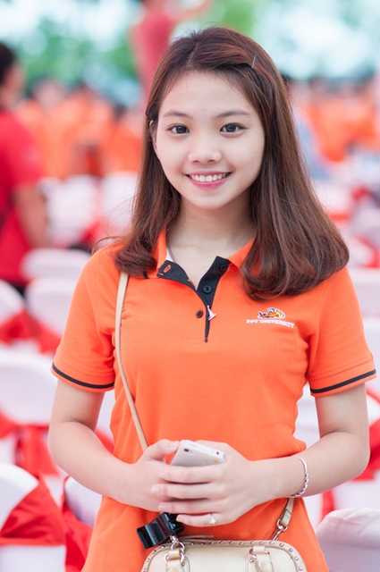 Ảnh 1: Áo cam phối với váy xòe giản dị, cô bạn tân sinh viên FPT xinh đẹp và tha thướt ghi lưu lại khoảnh khắc ngày Khai giảng của mình.