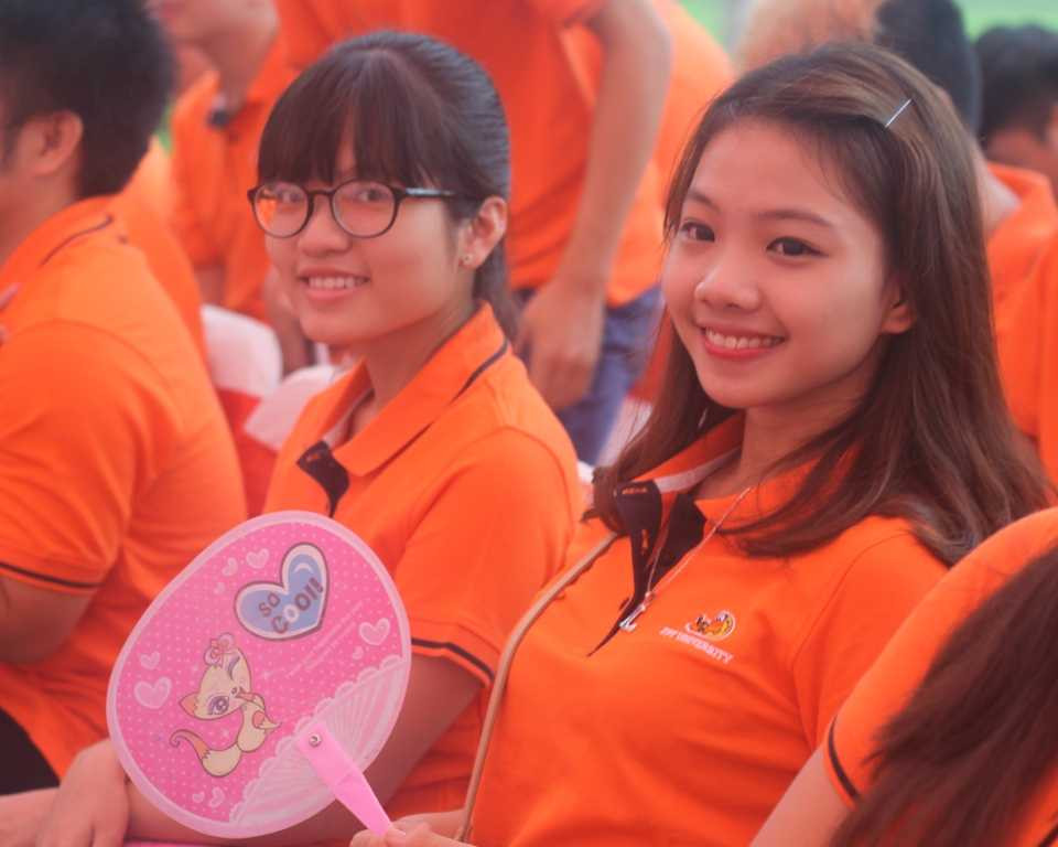 Nữ sinh rạng rỡ trong đồng phục áo cam ngày khai giảng