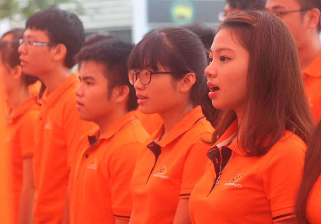 Các bạn hát quốc ca trong nghi thức chào cờ ngày khai trường