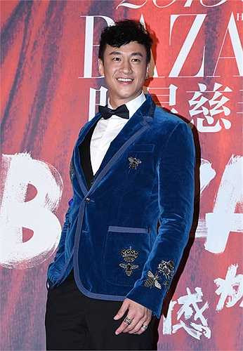 Hà Nhuận Đông và chiếc áo vest lạ mắt.