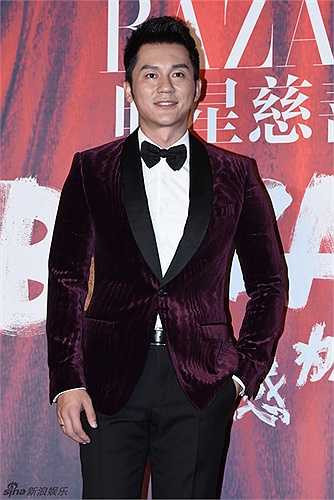 Lý Thần cũng xuất hiện sau đó nhưng không sánh vai bạn gái.