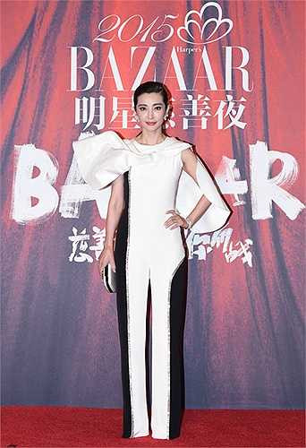 Lý Băng Băng thanh lịch và cuốn hút với chiếc váy dài cách điệu.